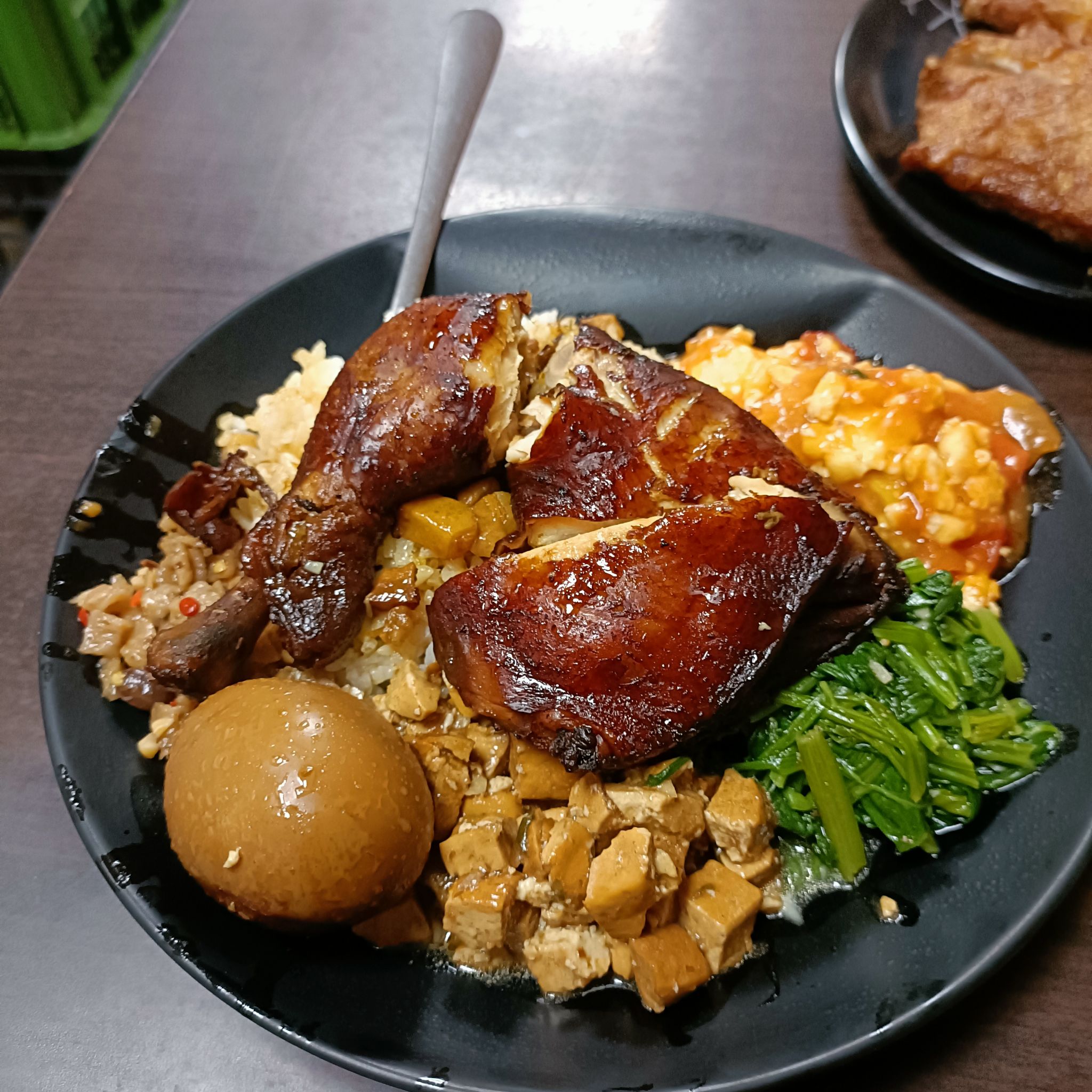 金銘雞腿魯肉飯